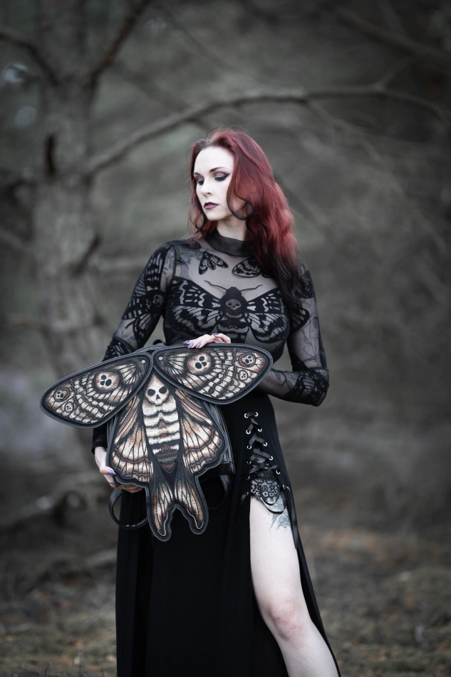 Czarne gotyckie body w ĆMY Death's head hawkmoth