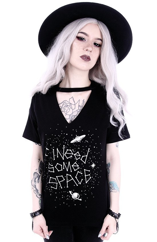 Gotycka koszulka z konstelacjami gwiazd V-neck z chokerem "I NEED SOME SPACE"