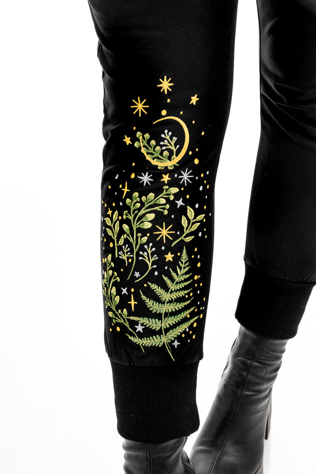HERBAL SWEATPANTS Spodnie dresowe modelujące z haftem