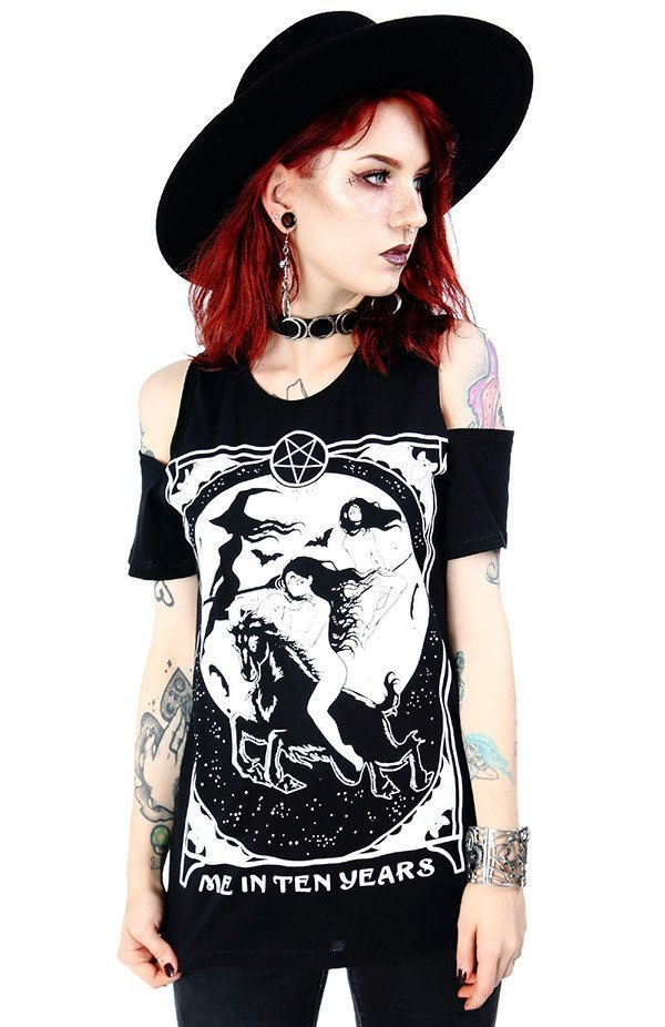 Czarny damski T-shirt cold shoulder Me in Ten Years