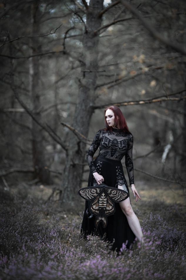 Czarne gotyckie body w ĆMY Death's head hawkmoth